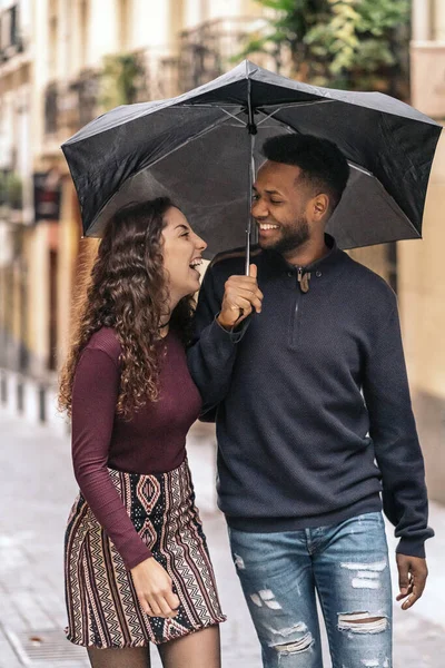 Interracial joven pareja tener divertido —  Fotos de Stock