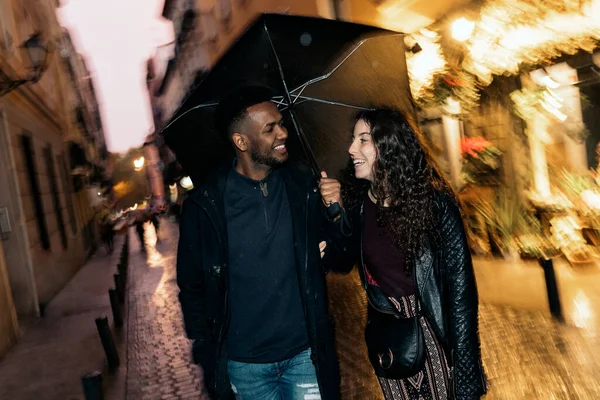 Rasblandat par under regnet — Stockfoto