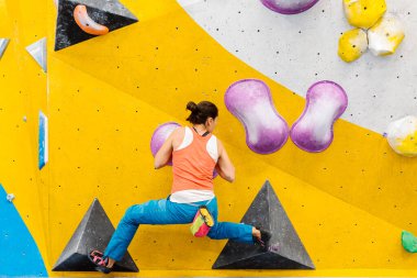 Akıllı telefona bakan dağcı kadın.