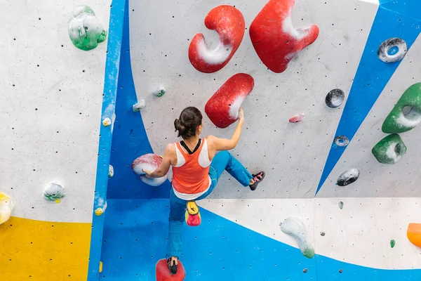 Rock climber woman looking at smartphone. — Stock Photo, Image