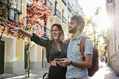 Sokaktaki çift bir şeyi işaret ediyor..