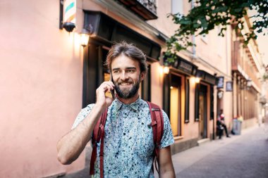 Sokakta telefonla konuşan bir adam..