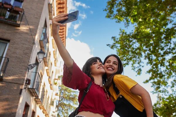 Dos adolescentes tomando una selfie. — Foto de Stock