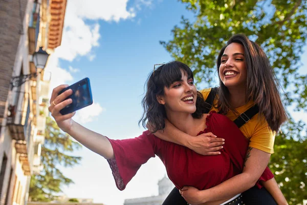 Duas adolescentes tirando uma selfie. — Fotografia de Stock