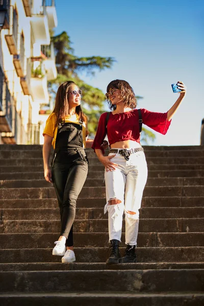 Two teenager girls taking a selfie. — Zdjęcie stockowe