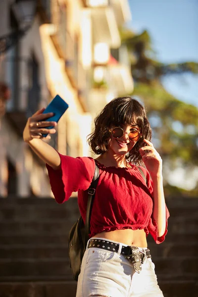 Nastolatka dziewczyna biorąc a selfie. — Zdjęcie stockowe