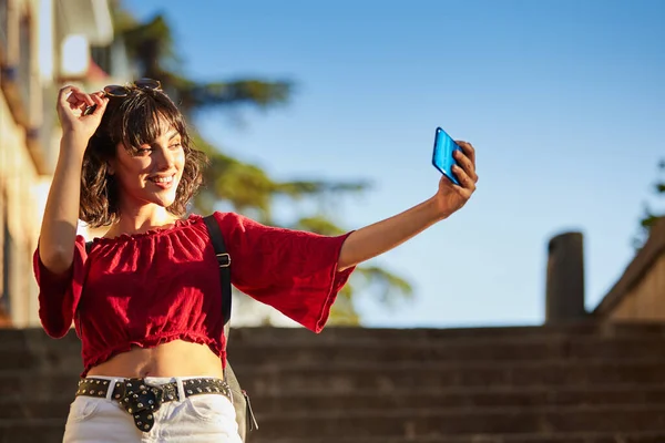 Nastolatka dziewczyna biorąc a selfie. — Zdjęcie stockowe
