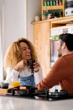 Çift mutfakta kahvaltı yapıyor..