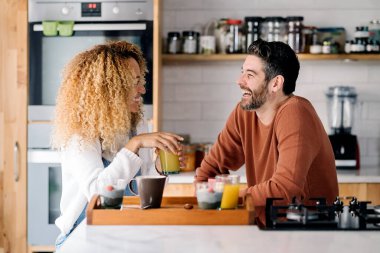 Çift mutfakta kahvaltı yapıyor..