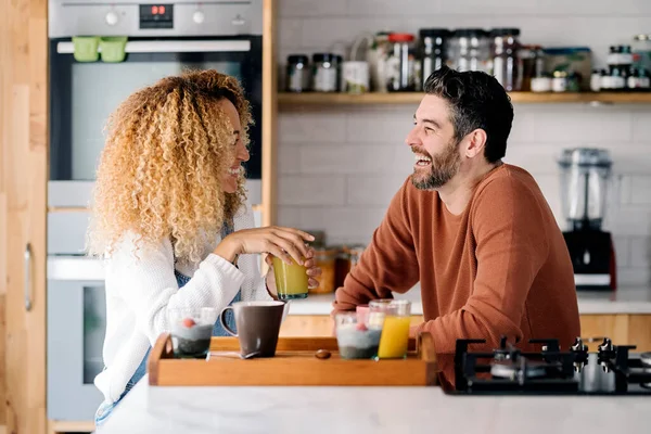 Çift mutfakta kahvaltı yapıyor..