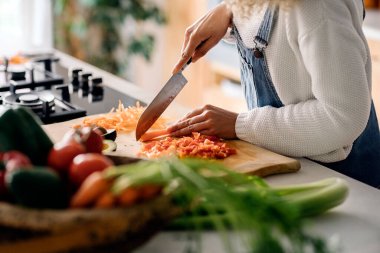 Kadın mutfakta yemek hazırlıyor..