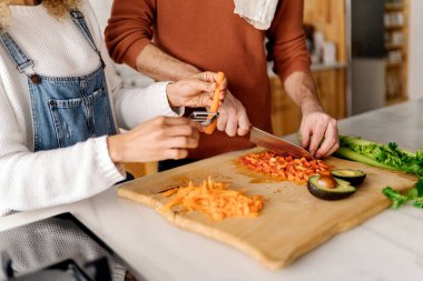 Çift mutfak gıda hazırlama.