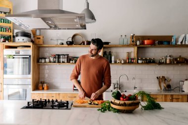 Adam mutfakta yemek hazırlıyor..