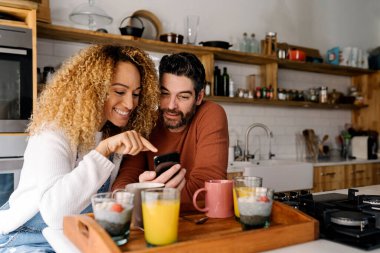 Çift mutfakta kahvaltı yapıyor..