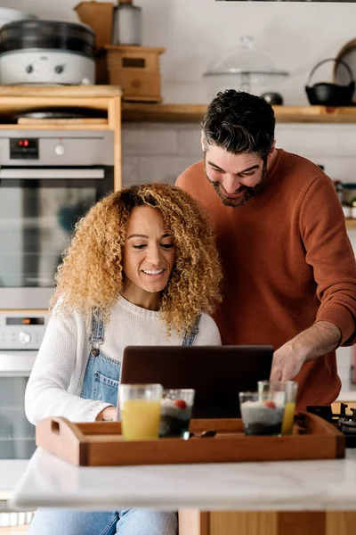 Çift mutfak laptop.