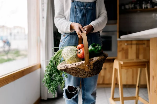 Donna che tiene verdure fresche in cucina — Foto Stock