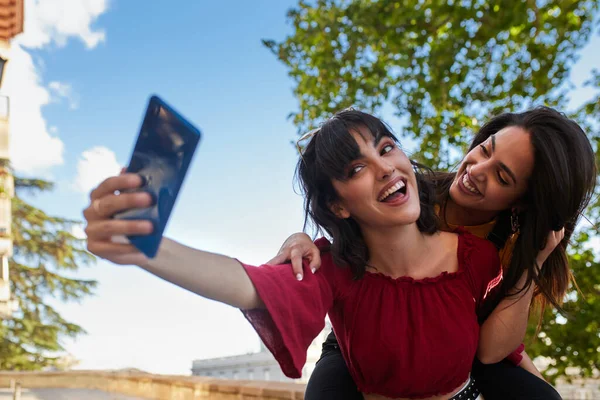 Two teenager girls taking a selfie. — Stock Photo, Image