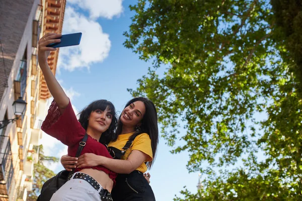 Duas adolescentes tirando uma selfie. — Fotografia de Stock