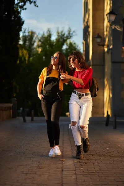 Two teenager girls walking down the street. — Zdjęcie stockowe
