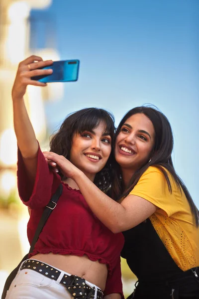 Two teenager girls taking a selfie. — Zdjęcie stockowe