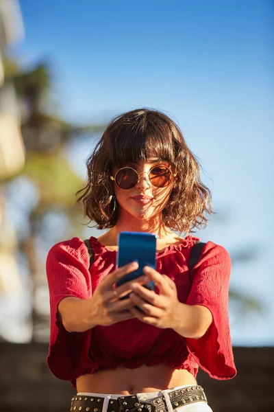 Adolescente menina tomando uma selfie. — Fotografia de Stock