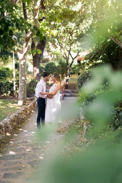 Adorável casal beijando no parque — Fotografia de Stock