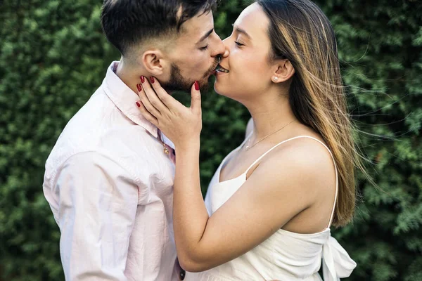 Υπέροχο νεαρό ζευγάρι φιλάει πορτρέτο — Φωτογραφία Αρχείου