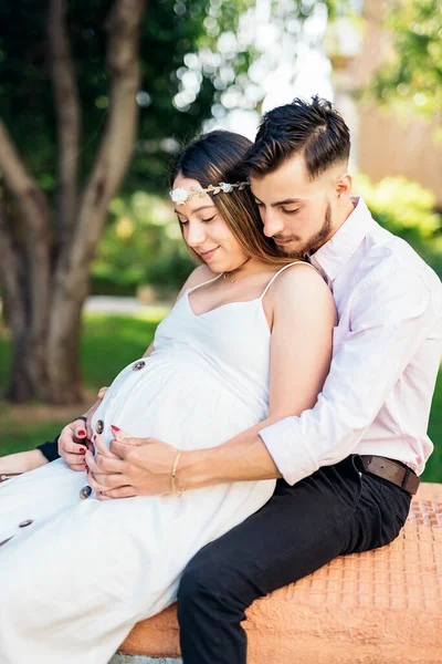 Mladá těhotná žena a její manžel — Stock fotografie