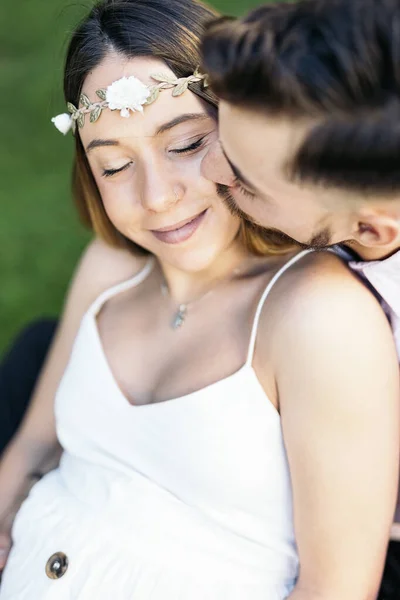 Happy Young pregnant Couple Kissing — Photo