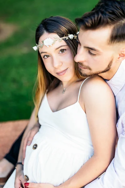 Happy Young pregnant Couple Kissing — Photo