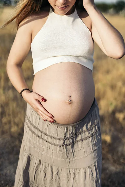 Šťastná mladá těhotná žena portrét — Stock fotografie