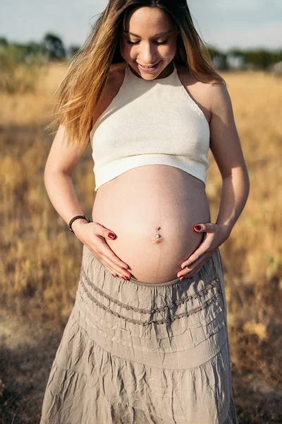 Feliz joven embarazada mujer retrato — Foto de Stock