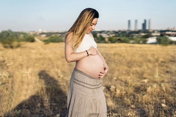 Feliz joven embarazada mujer retrato — Foto de Stock