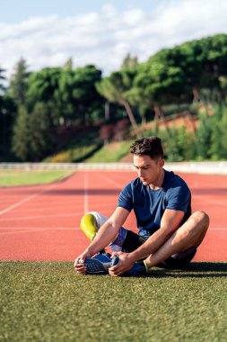 Engelli adam atlet bacak protezi ile germe.