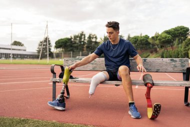 Bir bankta oturan engelli sporcu