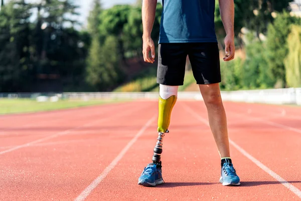 Primer plano hombre discapacitado atleta con prótesis de pierna . — Foto de Stock