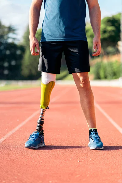 Primer plano hombre discapacitado atleta con prótesis de pierna . — Foto de Stock