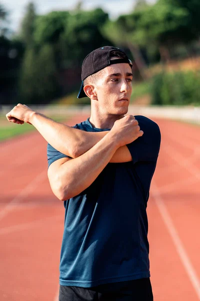 Atleta hombre discapacitado estiramiento con prótesis de pierna . — Foto de Stock