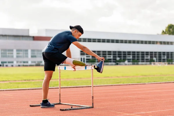 Atleta hombre discapacitado estiramiento con prótesis de pierna . — Foto de Stock