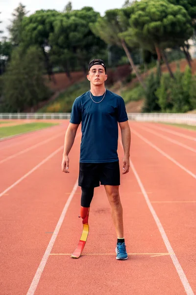 Atlet dengan potret kaki buatan — Stok Foto