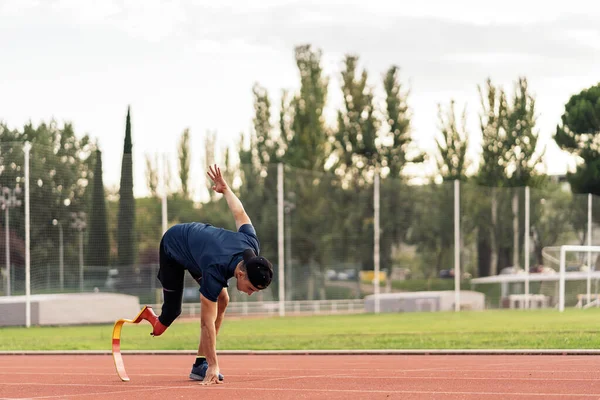 Бегущий спортсмен-инвалид — стоковое фото