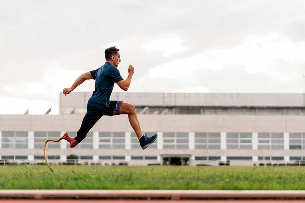 Hombre joven discapacitado atleta corriendo — Foto de Stock