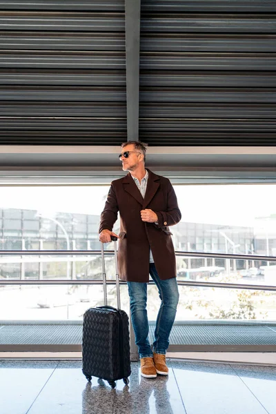 Homme d'affaires caucasien à l'aéroport — Photo