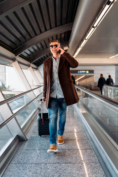Homem de negócios caucasiano no aeroporto — Fotografia de Stock