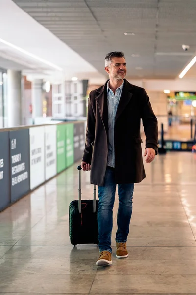 Homme d'affaires caucasien à l'aéroport. — Photo