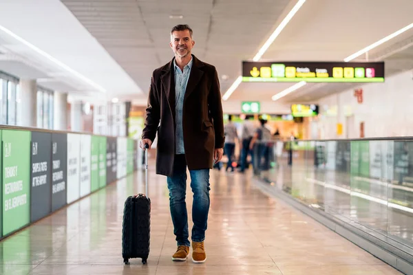 Homem de negócios caucasiano no aeroporto. — Fotografia de Stock