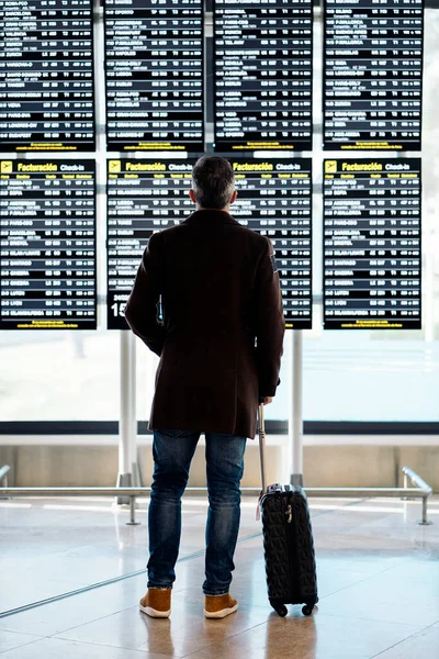 Homme d'affaires occasionnel méconnaissable à l'aéroport. — Photo