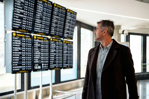Homme d'affaires occasionnel à l'aéroport. — Photo