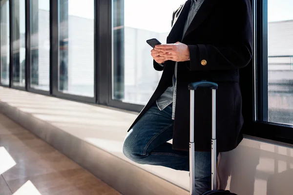 Negócios irreconhecíveis usando seu telefone. — Fotografia de Stock