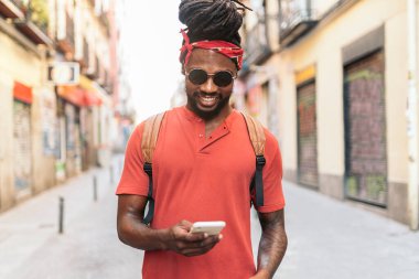 Genç Afrikalı Çocuk Telefonu Kullanıyor